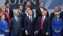 Bức ảnh Tổng thống Trump 'lạc hướng' khi chụp cùng các lãnh đạo NATO gây sốt