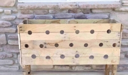 Bà mẹ khoan đầy lỗ trên mấy miếng gỗ rồi ghép lại với nhau, vài tháng sau một tác phẩm đẹp rực rỡ xuất hiện