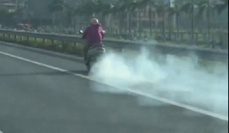 Clip: 'Ninja Lead' hiên ngang phi như bay trên cao tốc với ống pô xả khói mù mịt