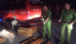 Bắt giữ ô tô vận chuyển hơn 270 thanh kiếm, dùi cui ở Lạng Sơn