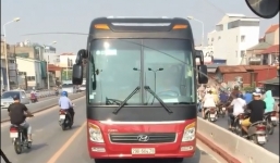 Clip: Xe khách đi lùi trên làn một chiều ở cầu Chương Dương – Hà Nội