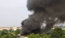 Cháy nhà xưởng ở Hà Nội cột khói đen bốc cao hàng trăm mét