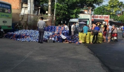 Hàng trăm thùng bia rơi xuống đường, người dân thu gom giúp tài xế