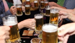 15 cán bộ bỏ đi nhậu trong giờ làm việc bị người dân phát hiện