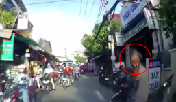 Giơ 'ngón tay thối' sau va chạm giao thông, nam ninja bị đuổi đánh phải chạy vào nhà dân thoát thân