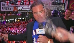 Phóng viên bị hất bia vào mặt khi đưa tin tuyển Anh thua trận