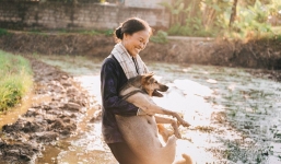 Bộ ảnh về người mẹ tần tảo cùng chú chó cưng trên cánh đồng khiến ai cũng xúc động nhớ về bóng hình thân thương của mẹ