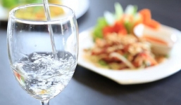 Uống nước ngay khi vừa ăn xong hay đợi 30 phút sau: Nhiều người đang có thói quen sai lầm