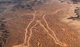 Bí ẩn hình vẽ thổ dân khổng lồ trên sa mạc Úc có thể nhìn thấy từ vũ trụ vẫn là chưa có lời giải