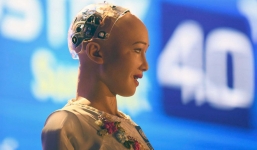 Sáng nay, công dân robot Sophia mặc áo dài nói chuyện về 4.0 ở Việt Nam