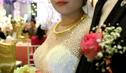 Bị bạn trai tát vì mải nhắn tin không ra mở cổng, cô gái ôm bụng bầu đi chụp ảnh cưới với người yêu cũ