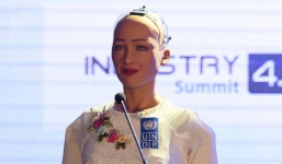 Sophia mặc áo dài trắng đăng đàn phát biểu: Việt Nam sẽ là một hình mẫu