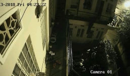 4 giờ sáng nghe tiếng động lạ, hôm sau xem lại camera an ninh, chủ nhà gần như nín lặng