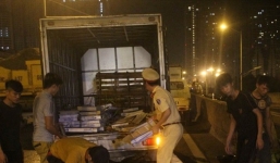 CSGT thức đêm dọn gạch cho xe tải gặp nạn trên vành đai 3