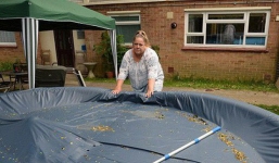 Cộng đồng dân cư của năm: Kêu gọi tháo nước bể bơi để trộm khỏi chết đuối