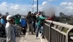 Tài xế Grab nhanh trí 'chộp' tay, giải cứu nam thanh niên đang đánh đu ngoài thành cầu đòi tự tử