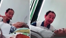 Cụ ông 79 tuổi thổi sáo, hát bên giường bệnh của vợ khiến nhiều người không cầm được nước mắt