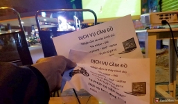 Chưa đến trận chung kết, tờ rơi “dịch vụ cầm đồ” đã được phát tận tay cho khách xem bóng đá tại quán cafe Sài Gòn