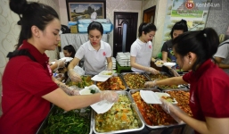 Bữa cơm đủ đầy chỉ với 2.000 đồng cho người lao động nghèo tại Hà Nội