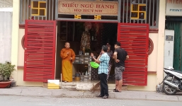 Nghi ngáo đá, thanh niên xông vào miếu thờ họ của dân đập phá