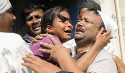 Ấn Độ:  Nữ sinh 15 tuổi bị 3 thầy giáo và 16 bạn học cưỡng bức trong suốt 6 thán