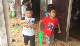 Vụ bệnh viện trao nhầm con: 2 đứa trẻ đã được đoàn tụ, chơi vui vẻ, quấn quýt bên nhau