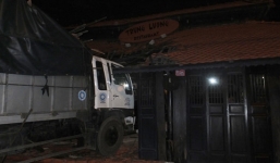 Xe tải mất lái đâm sập nhà hàng ở Tiền Giang, bảo vệ may mắn thoát nạn