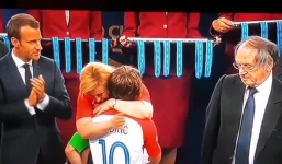 Khoảnh khắc tuyệt đẹp của nữ tổng thống giống người mẫu bikini ở chung kết World Cup