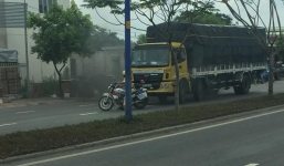 Clip: Bị CSGT chặn đầu xe, tài xế xe tải húc đổ xe cảnh sát rồi bỏ trốn