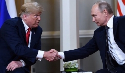 Hội nghị thượng đỉnh Nga - Mỹ: Vẻ mặt căng thẳng khi ông Trump và Putin bắt tay nhau