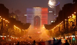 Dân Pháp ăn mừng sáng đêm với ngôi vương Worl Cup 2018