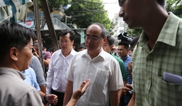 Người dân Thủ Thiêm bật khóc khi Bí thư Nguyễn Thiện Nhân đến thăm