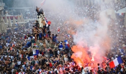 Ăn mừng vô địch World Cup: 2 CĐV Pháp thiệt mạng vì gãy cổ, nhiều người bị thương