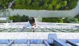 Bé 5 tuổi sống sót kỳ diệu sau khi rơi từ tầng 20 xuống