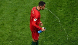World Cup 2018: Tại sao các cầu thủ thi nhau súc miệng rồi nhổ nước ra sân?
