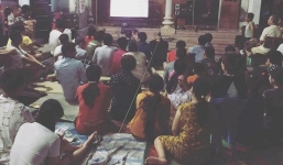 Màn 'chia phe' cực dễ thương của các CĐV làng quê trong trận chung kết World Cup đêm qua khiến dân mạng cười ngặt nghẽo