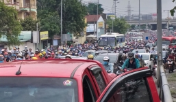 Hai ô tô truy đuổi nhau trên cầu Bình Triệu, cửa ngõ vào trung tâm Sài Gòn tê liệt ngày đầu tuần