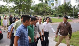 Hàng chục người chen lấn đưa hồ sơ cho Bí thư Nguyễn Thiện Nhân khi ông đến Thủ Thiêm