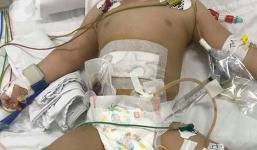 Trong lúc quét sân, bà ngoại nghe tiếng cháu khóc liền chạy vào thì thấy cảnh tượng kinh hoàng khi con gái dùng dao đâm liên tiếp vào bụng bé trai.