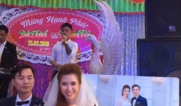 Bạn trai cũ lên sân khấu hát 'Tiễn em theo chồng' mừng ngày đại hỷ, cô dâu cùng chồng ngồi dưới không biết khóc hay cười