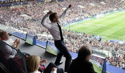 Tổng thống Pháp ăn mừng 'điên cuồng' trước mặt ông Putin