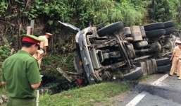 Xe bồn bất ngờ đâm vào vách núi, tài xế chết thảm