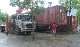 Phát hiện 2 thùng container chứa 4 ô tô vô chủ ở Bắc Kạn