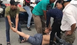 Tài xế taxi múa… chuôi dao dọa người bị nhóm xe ôm lao vào khống chế