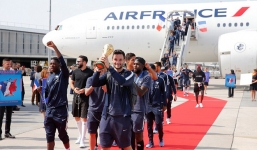 Tuyển Pháp mang cúp vàng trở về, 500.000 fan xuống đường chào đón như ngày hội