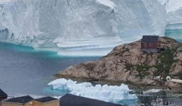 Tảng băng lớn bằng 2 sân bóng đá đang trôi dạt, có nguy cơ gây ra sóng thần