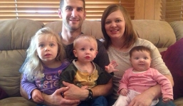 Con trai báo tin dữ, bố mẹ lập tức đi kiểm tra và kinh hoàng phát hiện con gái la hét không ngừng trong máy giặt đang hoạt động