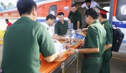 Trực thăng đưa hai ngư dân gặp nạn trên đảo Thuyền Chài về cấp cứu