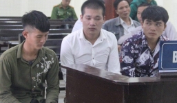 Nam thanh niên giữ người yêu cho 2 bạn gái xâm hại tập thể