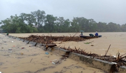 Người dân liều mình vớt củi dù mực nước sông đang lên nhanh